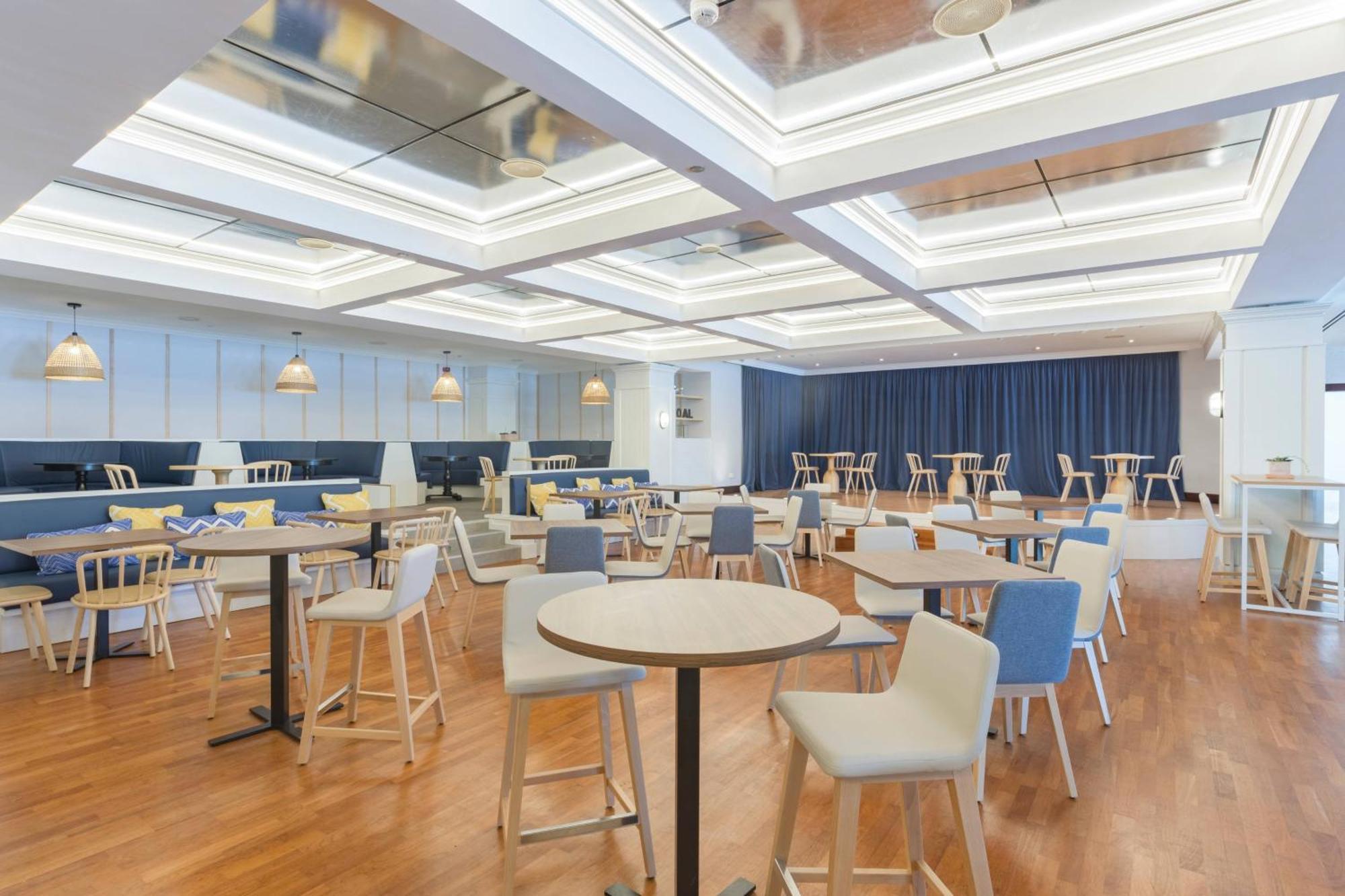 德尼亚拉塞拉万豪高尔夫度假村及水疗中心 外观 照片 The lounge at the airport
