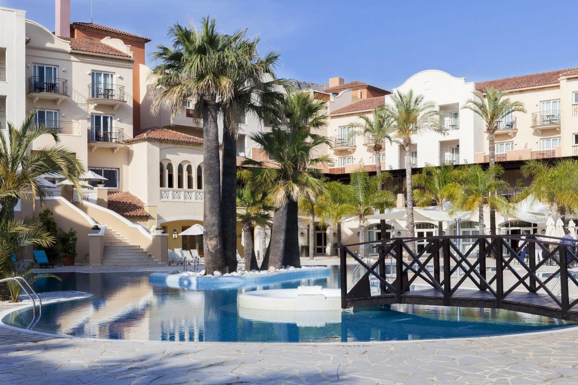 德尼亚拉塞拉万豪高尔夫度假村及水疗中心 外观 照片 The resort's swimming pool